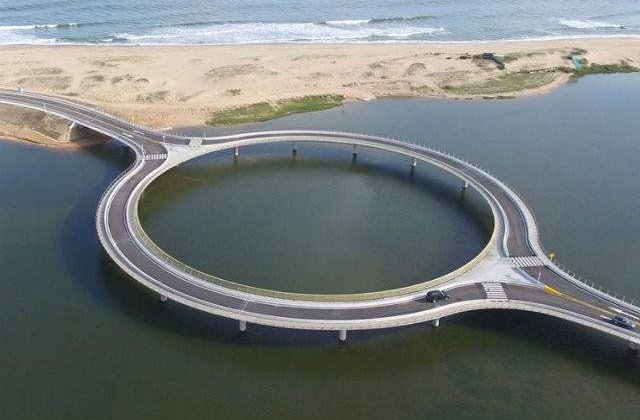 [FOTO] Podul care obliga soferii sa incetineasca si sa admire peisajul