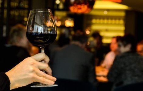 Studiu: un pahar de vin rosu echivaleaza cu o ora la sala