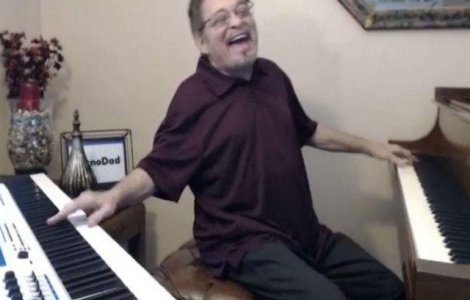 Cat talent! Acest muzician canta fara probleme la doua piane deodata