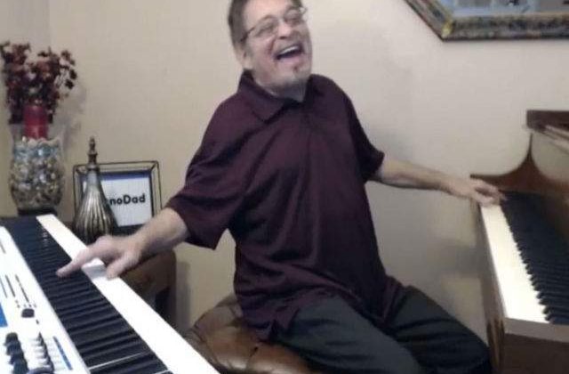 [VIDEO] Cat talent! Acest muzician canta fara probleme la doua piane deodata