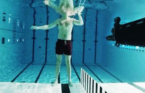  Video  Un om de stiinta s-a impuscat sub apa pentru a dovedi o teorie