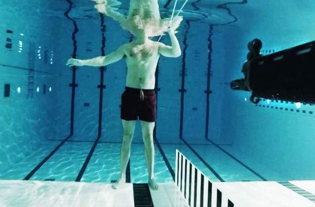 [VIDEO] Un om de stiinta s-a impuscat sub apa pentru a dovedi o teorie