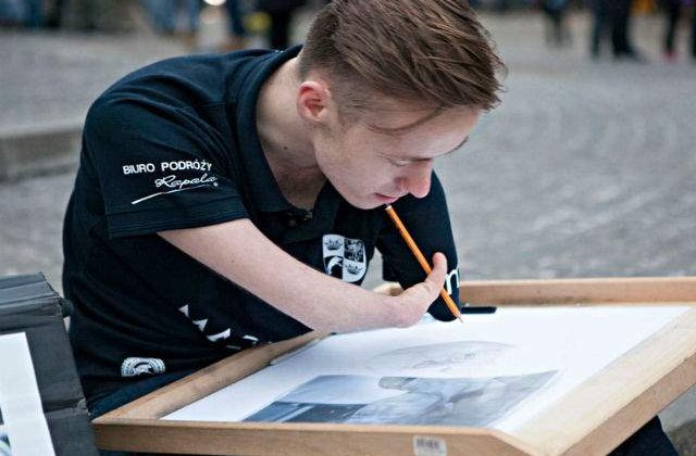 [FOTO] S-a nascut fara maini, dar deseneaza divin. Uite cum arata portretele