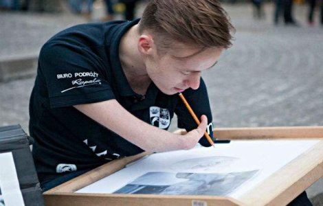  Foto  S-a nascut fara maini, dar deseneaza divin. Uite cum arata portretele