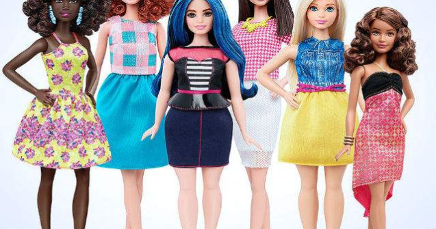 Papusa Barbie se apropie de o femeie "adevarata"