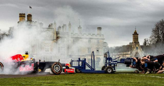 Masina de Formula 1 versus o echipa de rugby. Cine castiga?