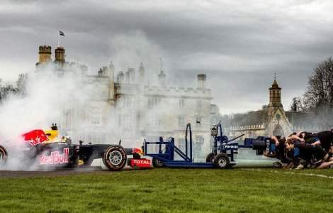 Masina de Formula 1 versus o echipa de rugby. Cine castiga?