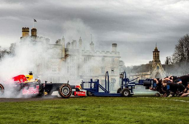 [VIDEO] Masina de Formula 1 versus o echipa de rugby. Cine castiga?