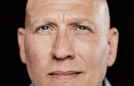 Un barbat, sase fotografi, sase perspective diferite