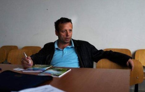 Romanul care i-a "spart" email-ul lui Hillary Clinton, extradat?