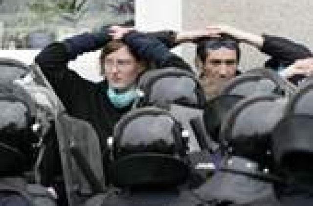 Militanti anti-NATO arestati din exces de zel