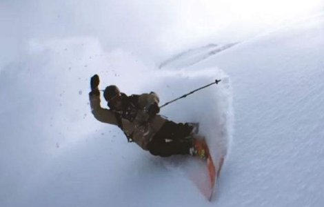 Invarte telefonul desupra capului in timp ce schiaza. Rezultatul e WOW