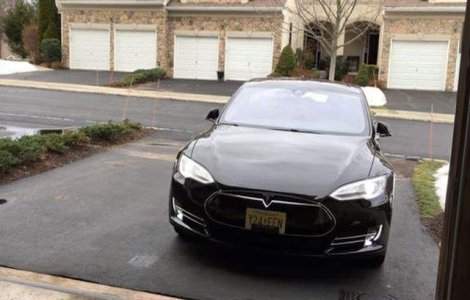  Video  Tesla Model S se poate parca in garaj cu Apple Watch-ul