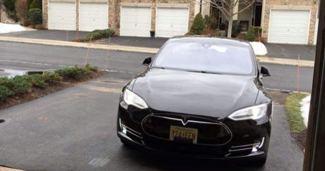  Video  Tesla Model S se poate parca in garaj cu Apple Watch-ul