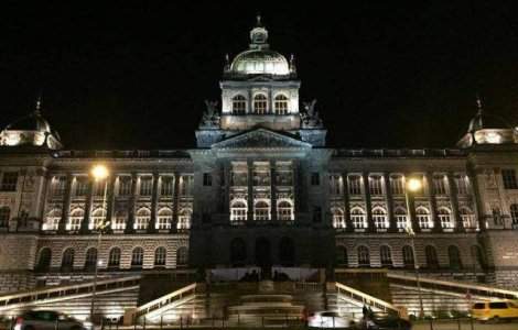 Acoperisul Muzeului National din Praga, distrus partial de un incendiu