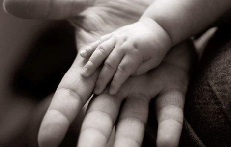 Tatii ar putea beneficia de 10 zile lucratoare de concediu paternal