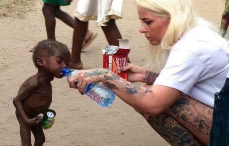Momentul emotionant in care un copil abandonat din Nigeria este salvat