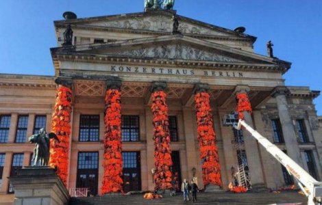 Un arist a acoperit o cladire cu vestele de salvare ale refugiatilor