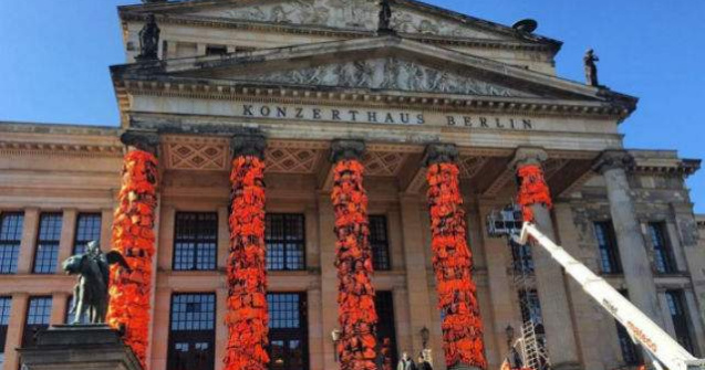 Un arist a acoperit o cladire cu vestele de salvare ale refugiatilor