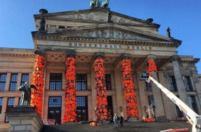 [FOTO] Artistul Ai Weiwei a acoperit o cladire cu 14.000 de veste de salvare ale refugiatilor