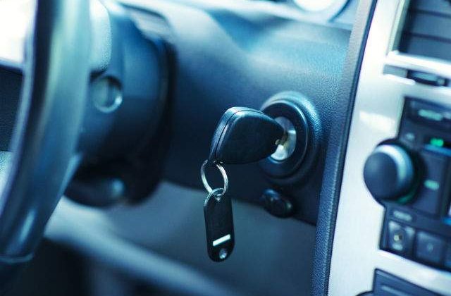 [VIDEO] Ti-ai uitat cheile in masina? Uite cum sa deschizi usa cu o minge de tenis