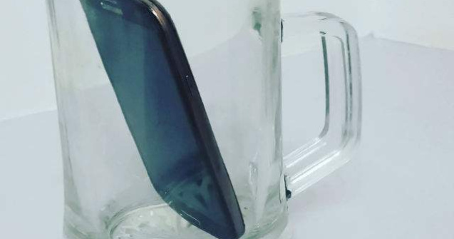 Te trezesti greu dimineata? Tine telefonul intr-un pahar