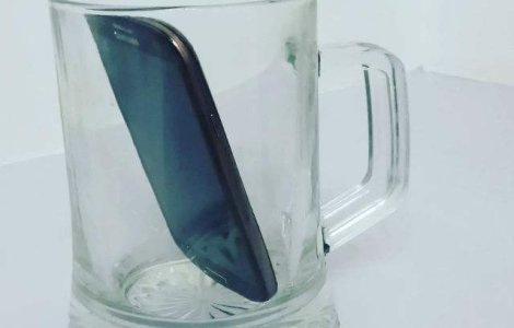  Foto  Te trezesti greu dimineata? Tine telefonul intr-un pahar