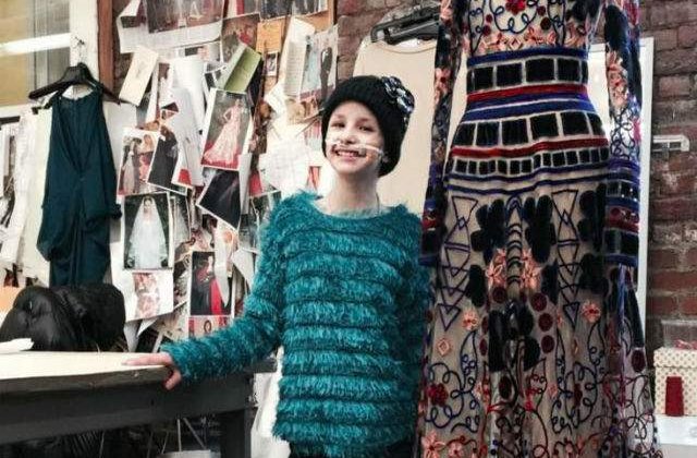 [FOTO] O fetita bolnava de cancer a defilat la New York Fashion Week
