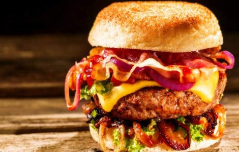 Un barbat si-a schimbat numele in Bacon Double Cheeseburger