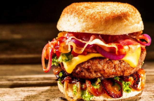 Un barbat  si-a schimbat numele in Bacon Double Cheeseburger