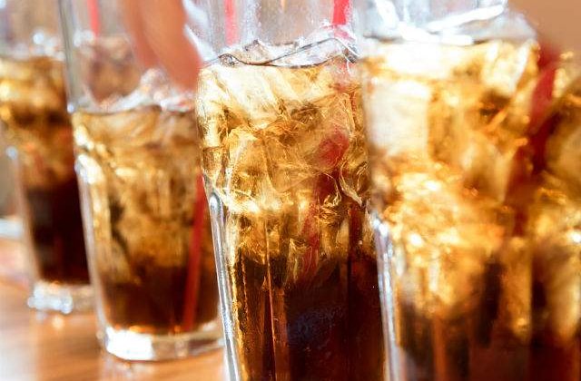 [VIDEO] Ce s-ar intampla in corpul tau daca ai bea DOAR sucuri accidulate