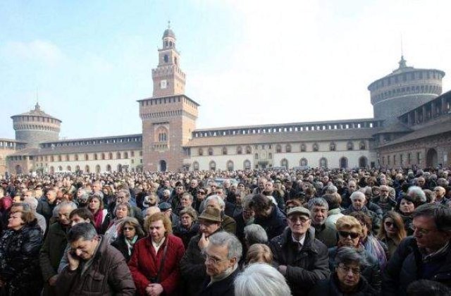 Personalitati culturale, politice si mii de oameni, la funeraliile lui Umberto Eco