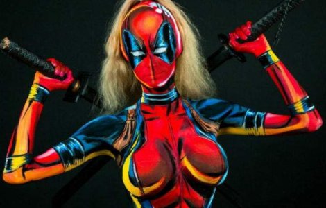 O artista isi picteaza costume de supereroi direct pe trupul gol