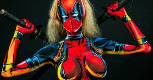 O artista isi picteaza costume de supereroi direct pe trupul gol