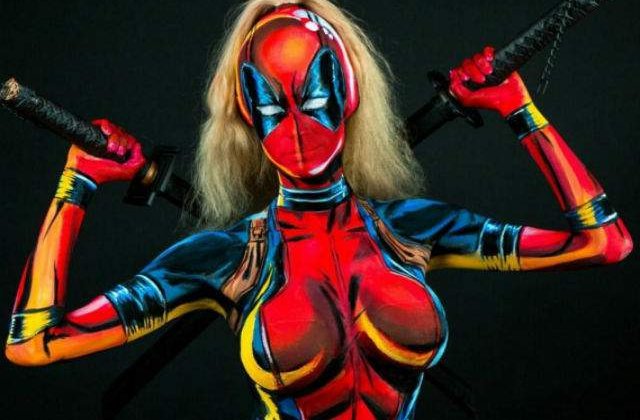 [FOTO] O artista isi picteaza costume de supereroi direct pe trupul gol