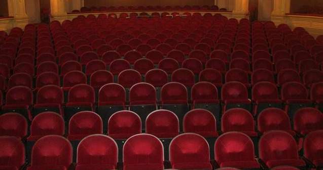 Peste 35% dintre bucuresteni merg la teatru, intr-un procent similar cu parizienii