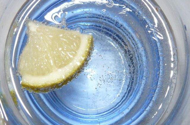 [Video] Mai eficiente decat apa cu lamaie! 3 bauturi care te pot ajuta sa slabesti