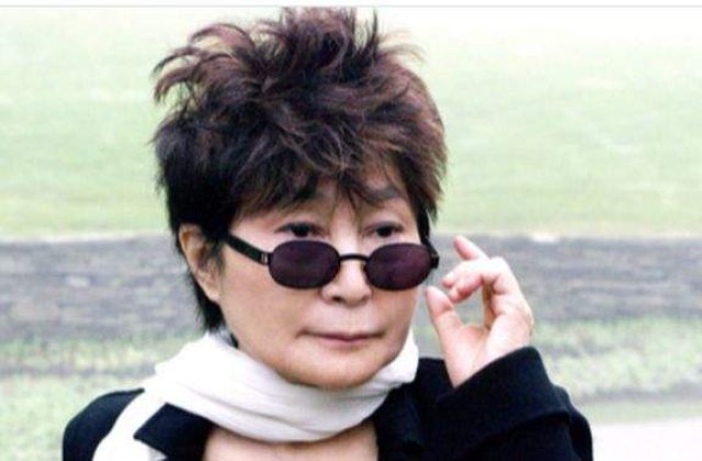 Yoko Ono a fost spitalizata, vineri, la New York
