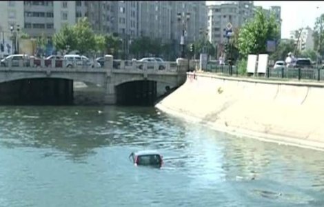 O masina a cazut in raul Dambovita, o persoana a murit