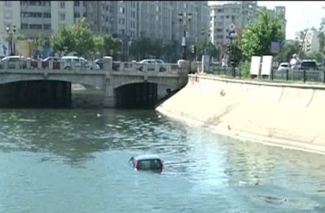 O masina a cazut in raul Dambovita, o persoana a murit