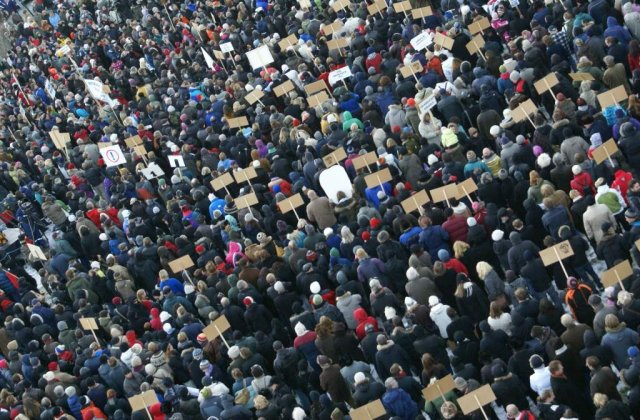 250 de oameni, la un mars de sustinere a legii darii in plata