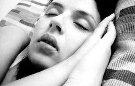 Somnul de peste opt ore pe noapte, asociat unui risc crescut de AVC