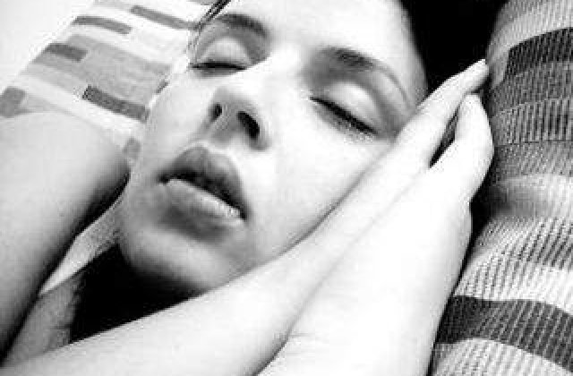 Somnul de peste opt ore pe noapte, asociat unui risc crescut de accident vascular cerebral