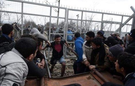 Imigrantii vor sa rupa gardul la frontiera dintre Grecia si Macedonia
