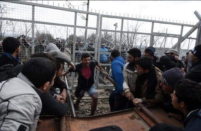 Imigrantii incearca sa rupa gardul la frontiera dintre Grecia si Macedonia