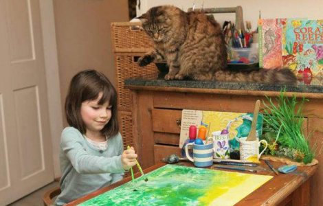 Tablou realizat de o fetita cu autism, cumparat de Angelina Jolie