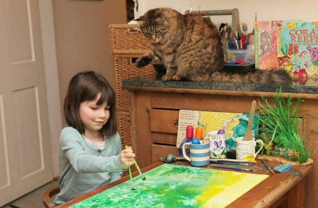 [FOTO] Tablou realizat de o fetita cu autism, cumparat de Angelina Jolie