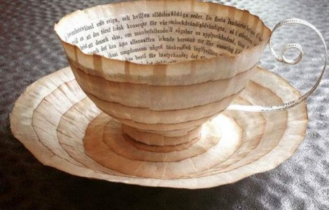 Aceasta artista transforma cartile vechi in cescute de ceai delicate