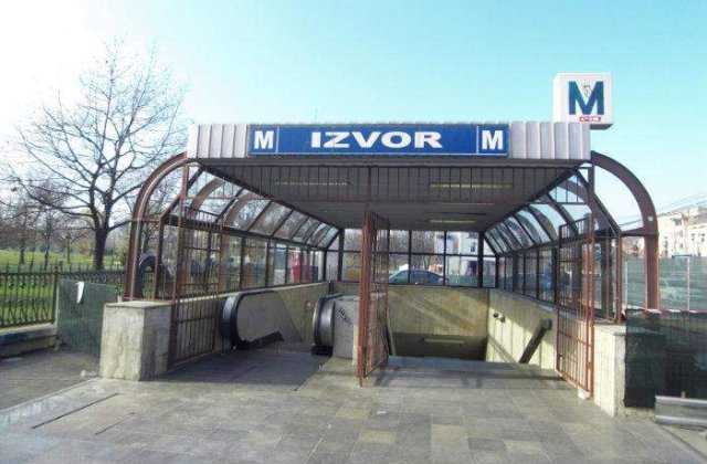 Barbatul care s-a aruncat in fata trenului de metrou la statia Izvor a murit
