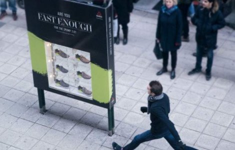  Video  Uite ce fac acesti trecatori pentru a primi gratuit o pereche de adidasi